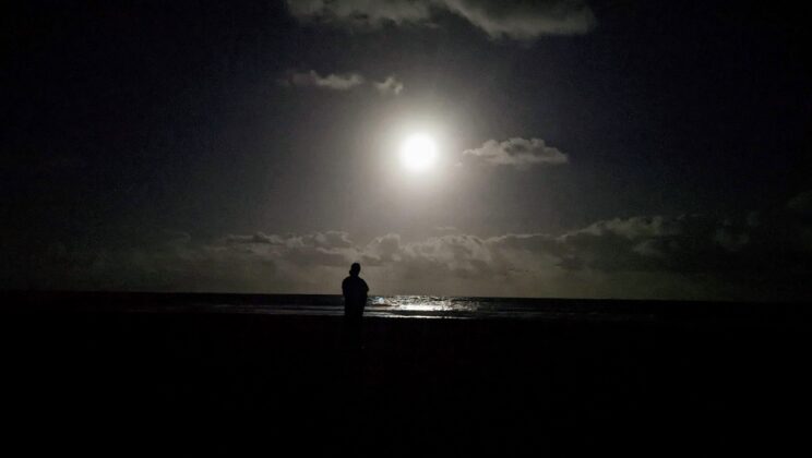 The moon above ‘Aliomanu says ‘stay’ (poem)